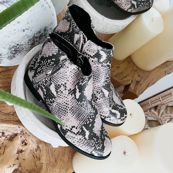 SNAKE SKIN ANKLE BOOTIES WITH ZIPPER โจโจ๐ - Picture 5 of 8